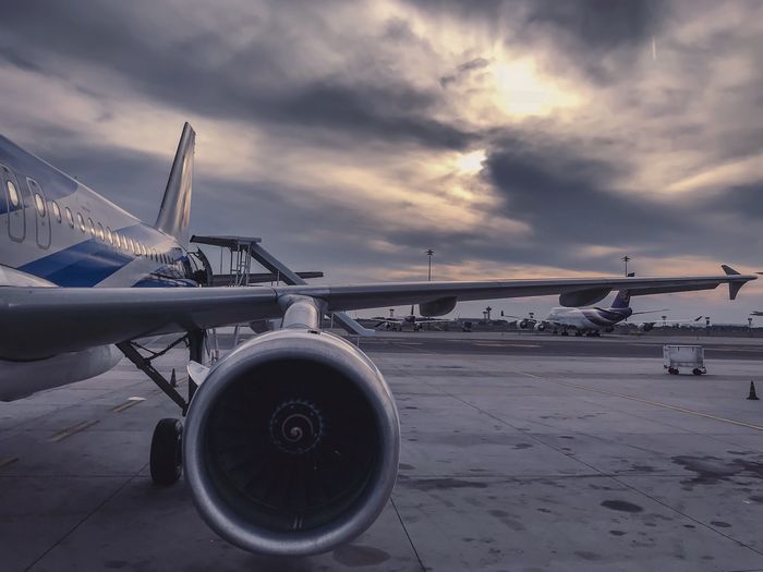 Flugzeuge stehen auf einem FLughafen