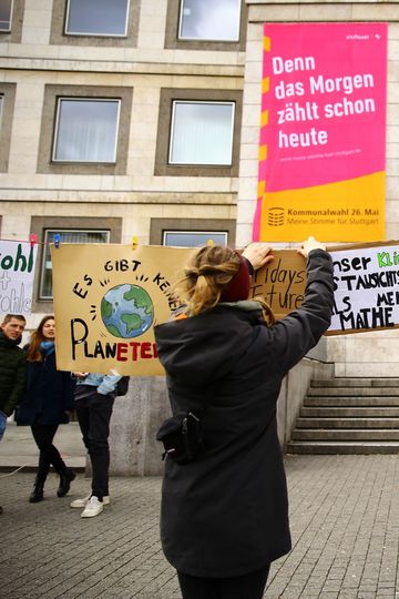 Demoplakate vor dem Stuttgarter Rathaus
