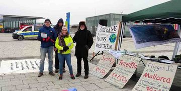 Teilnehmer*innen am Stand beim Aktionstag