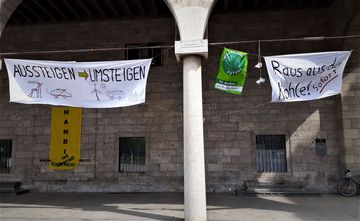 Banner hängen in der Stadt auf einer Klimademo