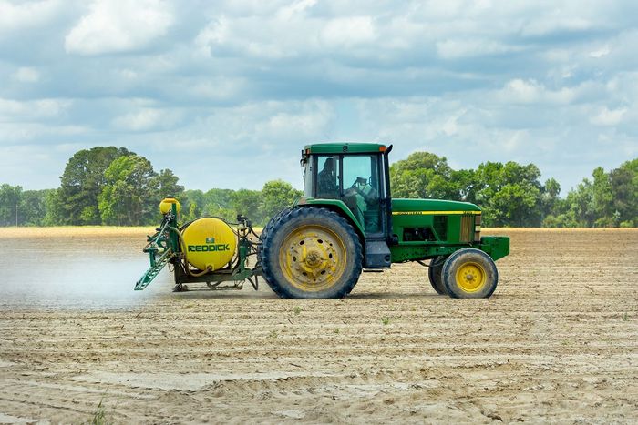 Traktor bringt Pestizide aus