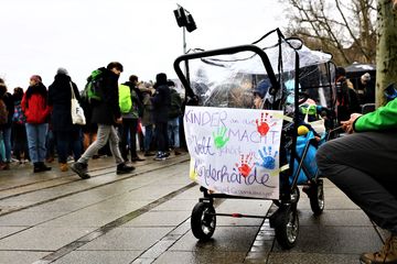 Ein Kinderwagen auf einer Demo