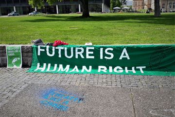 Demobanner mit der Aufschrift: Future is a human right