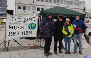 Teilnehmer*innen am Stand beim Aktionstag
