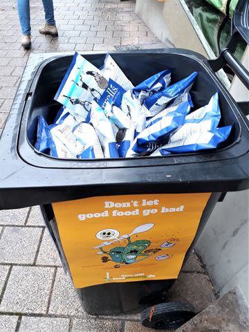 Eine Mülltonne voll mit (abgelaufenen) Chipstüten - von Foodsharing gerettet