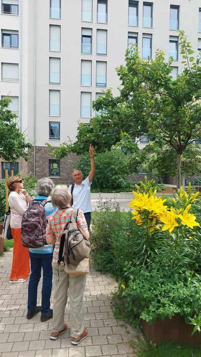 4 Menschen in Garten-Innehof