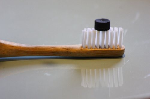 Bambus-Zahnbürste mit Zahnpasta-Tab. 