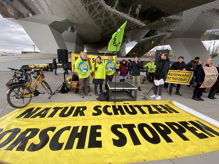 Kundgebung gegen Waldrodung vor dem Porsche Museum Stuttgart Zuffenhausen 