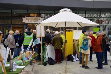 BUND Stand mit Menschenmenge