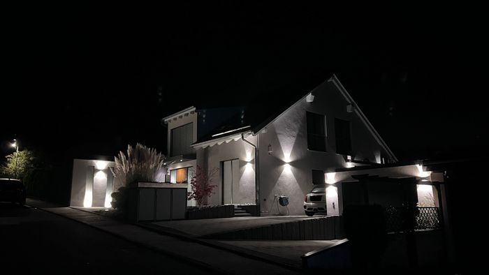 Beleuchtetes Haus in der Nacht 