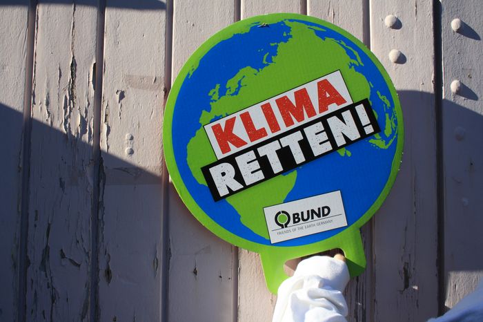 Schild mit dem Text "Klima retten!".