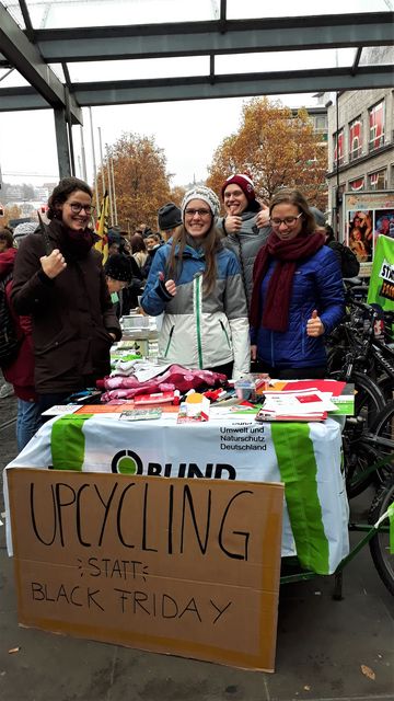 Junge Menschen von der YoungCaritas und dem BUND KV Stuttgart an einem Upcyling-Stand auf einer Demo