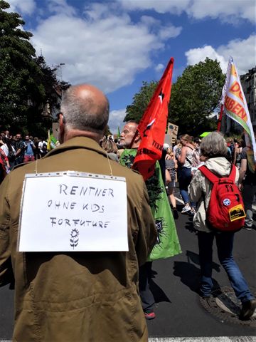 Älterer Demonstrant mit Schild: Rentner for Future