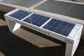 Bank mit Solarzellen