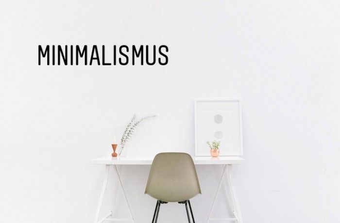 Minimalismus, ein schlichter Schreibtisch vor einer leeren Wand