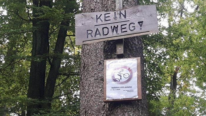 Holzschild im Wald: "Kein Radweg!" und Verbotsschild "Mountainbiken" Bild: Wolf-Dietrich Paul - BUND KV Stuttgart