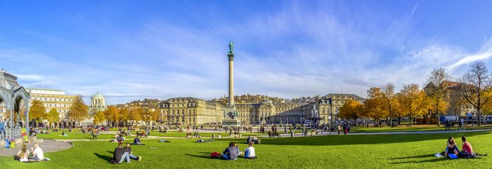 Panorama-Blick auf den Schlossplatz Stuttgart bei blauem Himmel