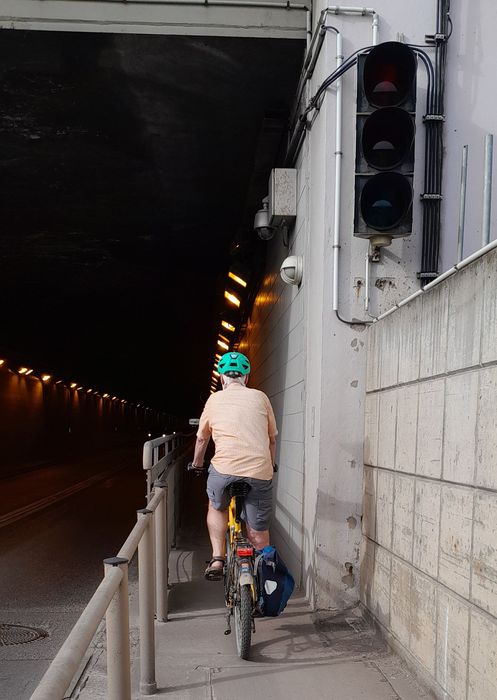 Radfahrer im Flughafentunnel