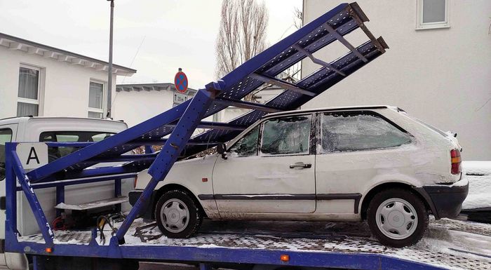 altes Auto auf Abschleppwagen