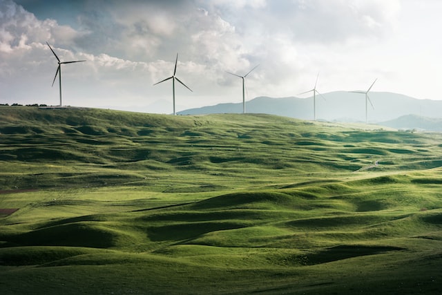 Windräder auf grünen Hügeln