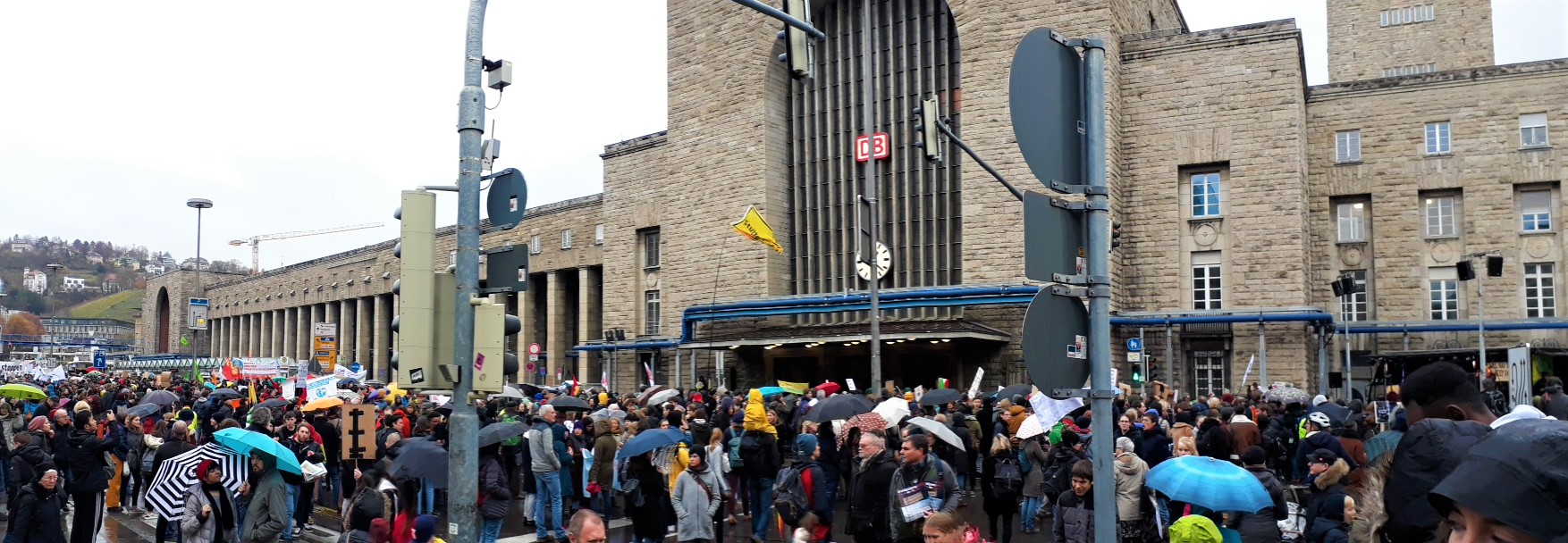 Viele Menschen sind auf einer Demo vor dem Bahnhof