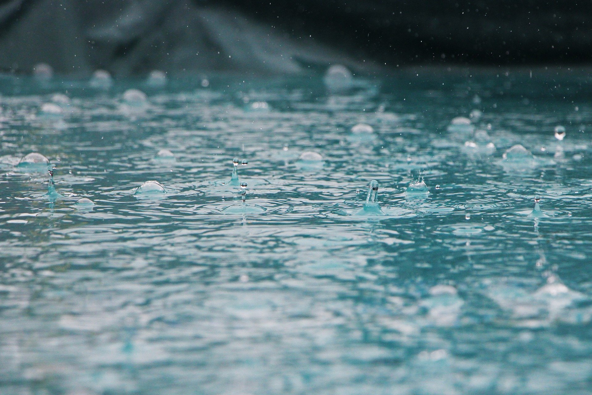 Regentropfen auf einer Wasseroberfläche